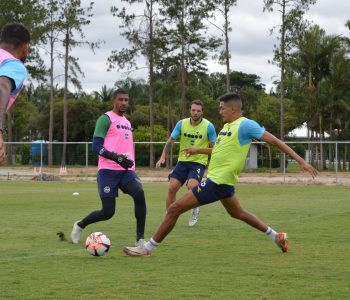 O volante Jéferson Lima em lance no treino, observado pelo goleiro Gabriel Affonso e o zagueiro Léo Rigo (Foto: Celso Gomes SJEC)