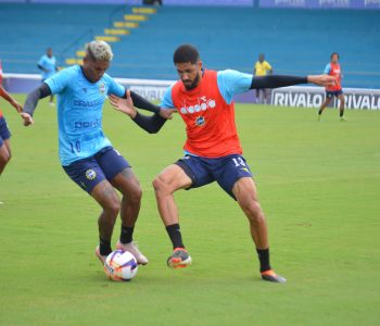 Michel Paulista e Euller durante o último treino (Foto: Celso Gomes SJEC)