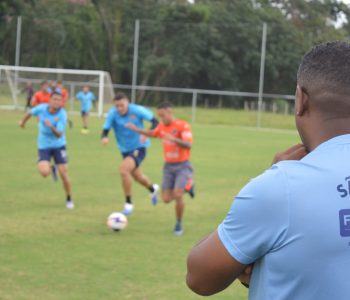 Técnico Jorge Castilho observa a equipe durante jogo-treino contra o Itaquá (Foto: Celso Gomes SJEC)