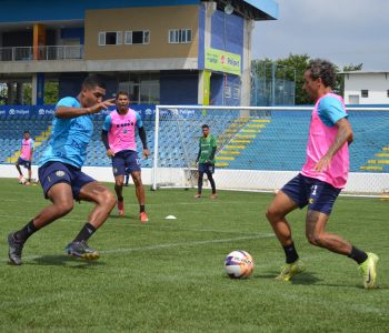 O volante Luis Otávio se aproxima para o desarme no atacante Pedro Arthur (Foto: Celso Gomes SJEC)