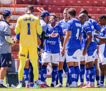 Jogadores e a comissão técnica conversam durante a parada para hidratação em Lins (Foto: Alexandre Vicente)