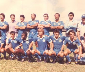 Equipe que conquistou o acesso em 1987, jogo diante da Votuporanguense, no Martins Pereira: Osmar Guarnelli, Pedro Yves (presidente), Zé Carlos, André Luís, Alves, Sérgio Moura, Moreira e Osmar dos Santos (massagista); Luís Sílvio, Manó, Gilberto, Ricardo, Tonho, Serginho e Fernando Miller (supervisor) - (Museu do Esporte/SJC)