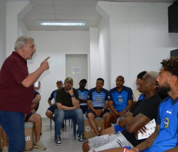 Mauro Costa, do Sindicato dos Atletas, conversou com o elenco da Águia (Foto: Celso Gomes SJEC)