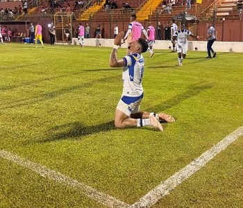 Emocionado, Clessione comemora o gol marcado no último minuto (Foto: Celso Gomes SJEC)